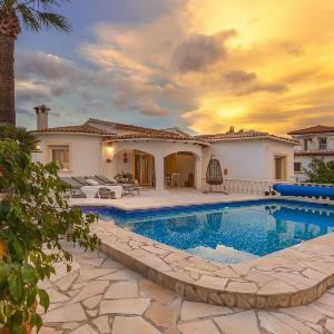 Villa Dos Palmeras by Abahana Villas
