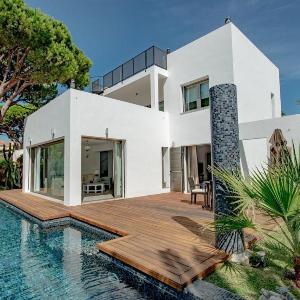 Villa Privada con Piscina y Jardín en Las Chapas Marbella