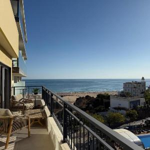 Prime located penthouse w seaview