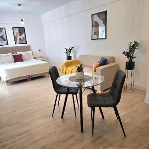 Modern Central location Studio with Rooftop Pool