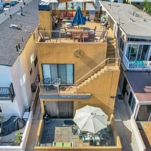 Contemporary Value 4 Bdr with Rooftop Deck- 303 home