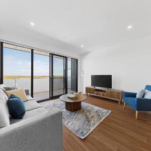 Stylish New Apt near Westfields with Parking