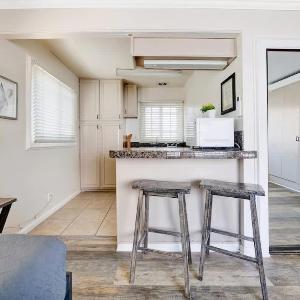 Charming Back Unit Studio On Peninsula with Parking home