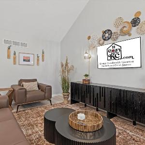 The Westwood - Charming Duplex Walkable to Plaza