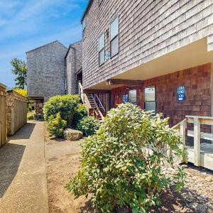 Family-Friendly Waterfront Studio with High-Speed WiFi Marina View & Kitchenette