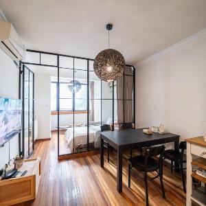 YeWang - Warm Urban Apart ment with Bright Large Windows
