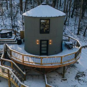 NEW Romantic Silo w Hot Tub and Outdoor Shower