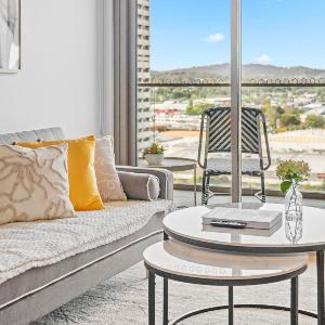 Chic Woden 1BR Near HospitalPool Gym n Parking