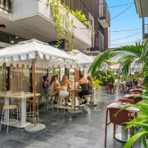 Byron Social on Jonson - Luxury Apartment in the Heart of Byron Bay Rooftop pool