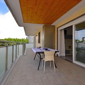 Coastal flat with spacious balcony