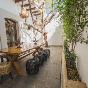 COSIJOPI · Spacious Colonial Home with Terrace