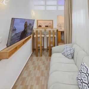 Quiet & Bright Apartment- Downtown- high-speed Wi-Fi
