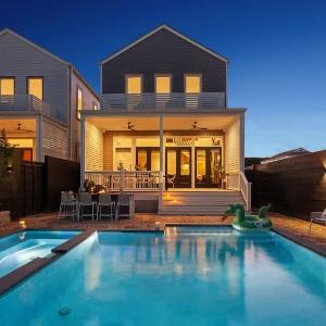 New Stylish Renovation Heated Pool & Spa