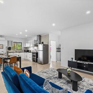4BR Carlisle Stay Near Airport & Stadium Sleeps 8
