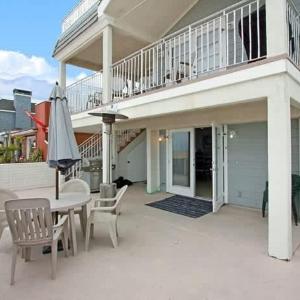 8-Bedroom Beachfront Triplex – Ideal for Extended apts