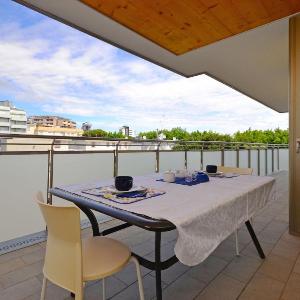Seaside flat with spacious balcony