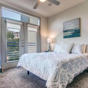Luxury Riverwalk Condo Pool Balcony Parking
