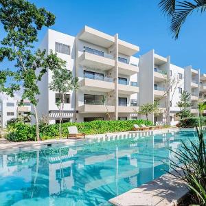 Spacious 3BR w Private Balcony Resort Amenities