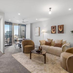 Luxury Sky-high CBD Apt with Pool Gym Parking