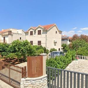 Apartments with parking space Supetar Brac - 24499