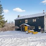 Hyttå – Scandinavian Mountain Retreat with Hot Tub & Private Clubhouse