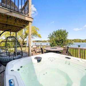 Lakefront Retreat with Hot Tub