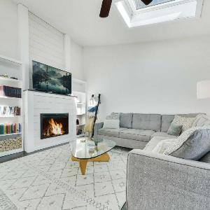Lake Geneva Retreat Sleeps 8 with Fireplace