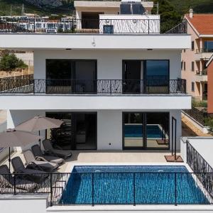 Family friendly house with a swimming pool Makarska - 25495