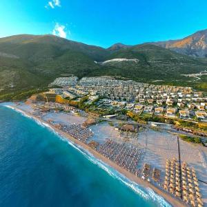 Spacious Green Coast Stay for 10 Guests 104D 104C