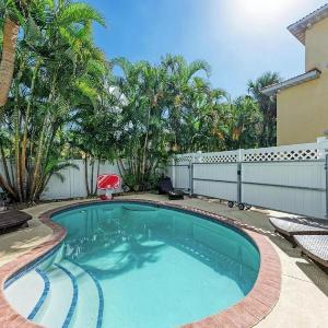 Flip Flop Inn - Dog Friendly Pool 1 Block to Beach