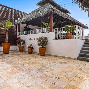 Elegant multi-level penthouse with rooftop Jacuzzi bay views pool & game room