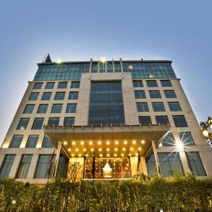 Hotel Banana Tree & Banquets 5 Min From Anand Vihar Bus Terminal and Vaishali Metro Station
