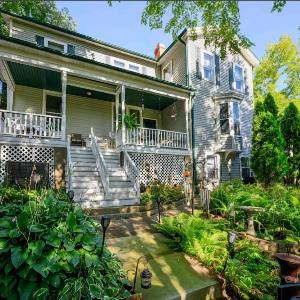 Avery House Bed & Breakfast