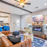 Charming Farmhouse Cozy Fireplace and Bathtub Texas
