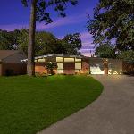 Sleeps 16+ Game Room + 75” TV Fire Pit + BBQ Houston Texas