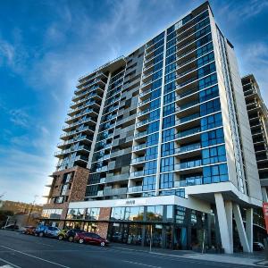Sky Gem - Comfy 1BR APT Adelaide CBD w Pool & Gym