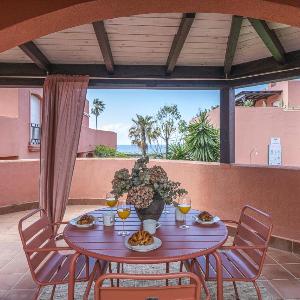 Encantador apartamento con balcón piscina y vista al mar