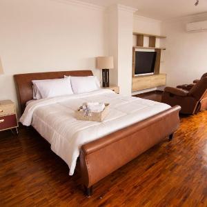 Elegant entire floor with amazing city view