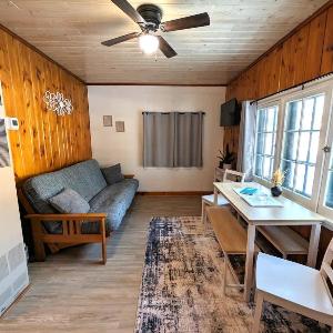 Cozy 2BR 1BA Cabin #6 Riverside Point Resort