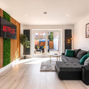 Open Mind Property- Stylish 5BR Hot Tub & Parking