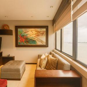 Executive and Elegant Waterfront Residence