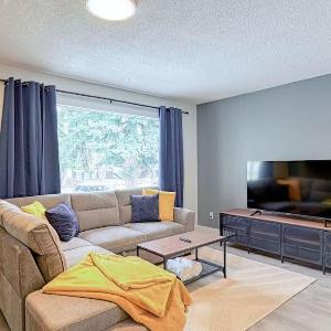 Cozy 2 Bedroom Suite Near Ctrain Mall and Downtown
