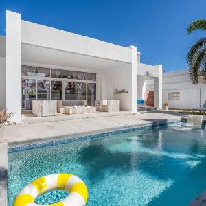 Ruby Villa with Rooftop by Signature Stays Aruba
