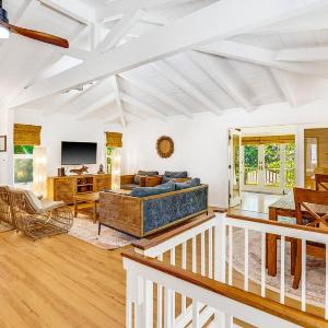 5 bed house walk to shops beach and restaurants