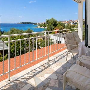 Beachfront apartment with direct access to Lozica beach