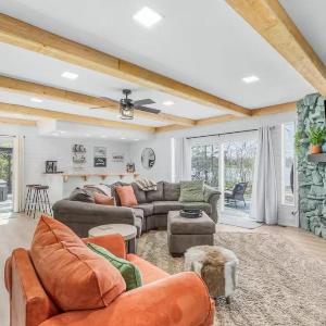 Fox Lake Retreat Dock Hot Tub Sauna & Gameroom