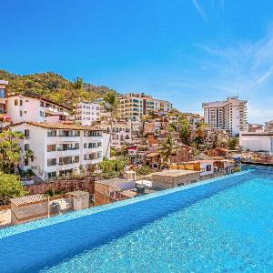 2nd-floor condo with heated outdoor pool grills balcony W/D AC