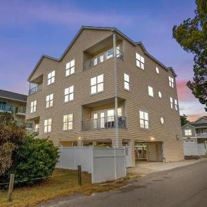 Beautiful 7BR Beach House Pool Walk to Beach