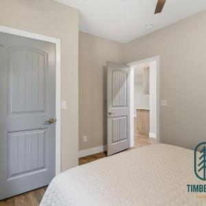 Luxury Lake Retreat | Hot Tub + Pool + Pickleball