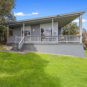 Beachfront Haven 2-8 Guests Water Views Pets Welcome
